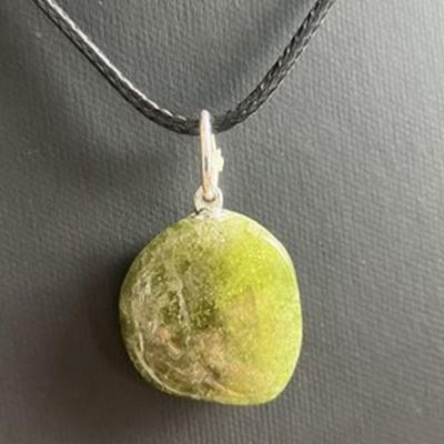 VESUVIANITE IDOCRASE PENDENTIF