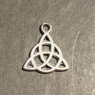 BRELOQUE TRIQUETRA