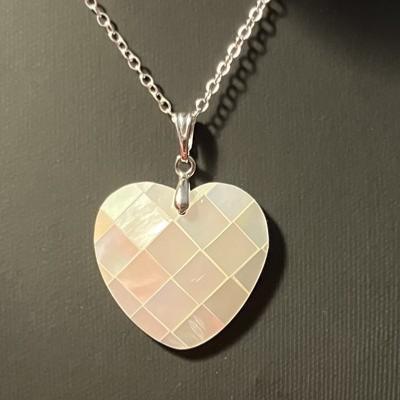 NACRE PENDENTIF COEUR