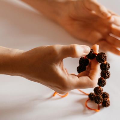 Graine de Rudraksha : Pierre naturelle en Lithothrapie par Aurore Mdium - L' Aurore Cleste