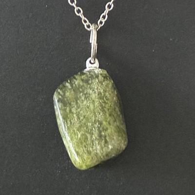 VESUVIANITE IDOCRASE PENDENTIF 3
