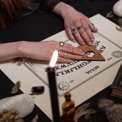Planche Ouija pour communiquer avec les esprits défunts : est ce dangereux ?