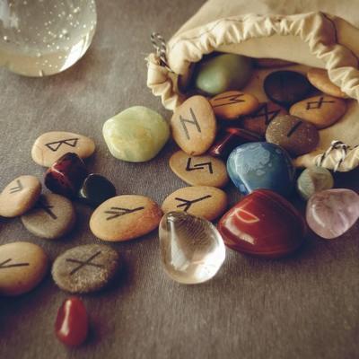 Les Runes : Outil de divination guidance et Symboles - L' Aurore Cleste
