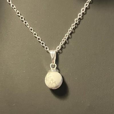 HOWLITE PENDENTIF