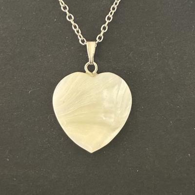 NACRE PENDENTIF COEUR