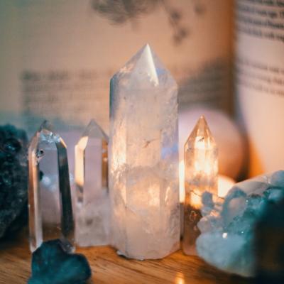 Pointe en Cristal de Roche pour Soin Reiki / Pylne de Pierre en Lithothrapie - L' Aurore Cleste