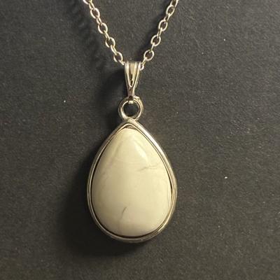 HOWLITE PENDENTIF